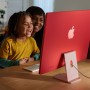 Apple iMac con Retina 24'' Display 4.5K M3 chip con 8‑core CPU e 10‑core GPU, 512GB SSD - Blu (MQRR3T/A)