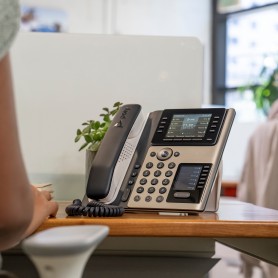 POLY Telefono IP Edge E400 abilitato per PoE (82M93AA)