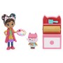 Gabby's Dollhouse Set Art Studio con 2 personaggi giocattolo, 2 accessori, scatola con sorpresa e mobile, giocattolo per bambini (6060476)
